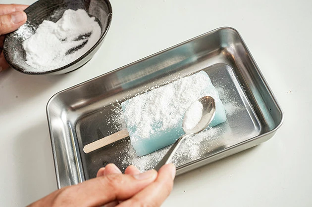 (4)かける! ガリガリ君を袋から取り出し、スプーンなどで粉末を振りかけて食べよう。少量だとすぐに溶けてしまうので山のようにたっぷり振りかけること。最高の爽快感を味わえるはずだ