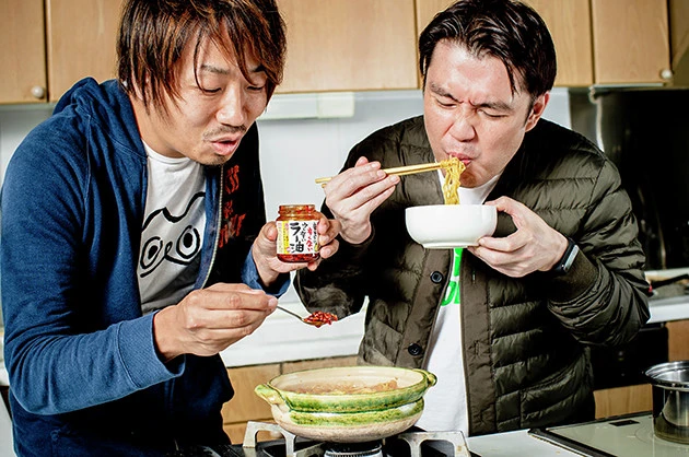 （５）ちょい足し！　食べるラー油を足すと辛さで味が締まるだけでなく、フライドガーリックなどの味が加わりジャンク感が大爆発！　一度食べたらやみつき必至。今年の冬は田中鍋に決まりだ！