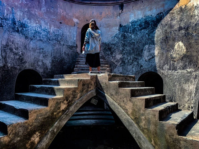 水の宮殿タマンサリの地下井戸が、妙にゲームの世界のバトルステージっぽい。自分が戦う勇者にでもなったかのような気分。みんなＤＱウォークしてる？