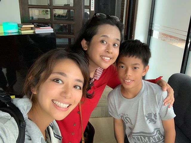 仕事でジャカルタに来た女子ティカと、親の都合で宿に暮らす少年