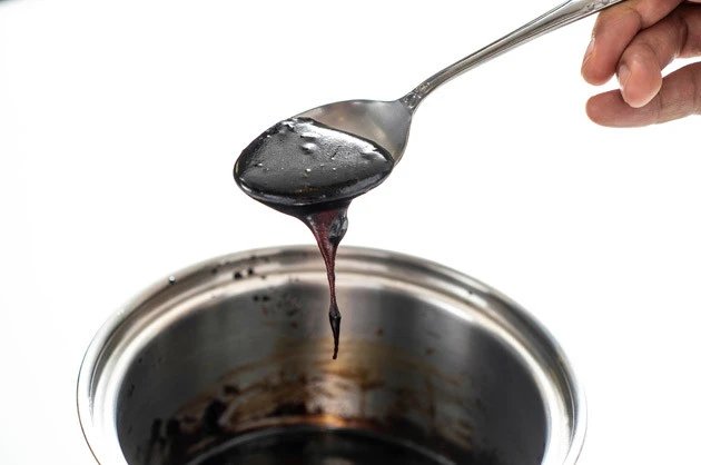 (3)完成! 水溶き片栗粉がダマにならないようにしっかりかき混ぜたら「濃い濃い濃い濃いソース」の完成。もはや液体と呼べないほど煮詰まったソースはまるでスライムのようだ