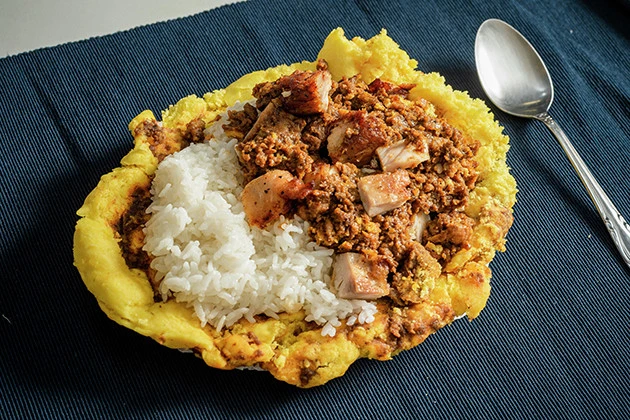 【B級フード研究家・野島慎一郎のバカレシピ】カレーまんを"食べるお皿"として活用?「カレーまんカレー」