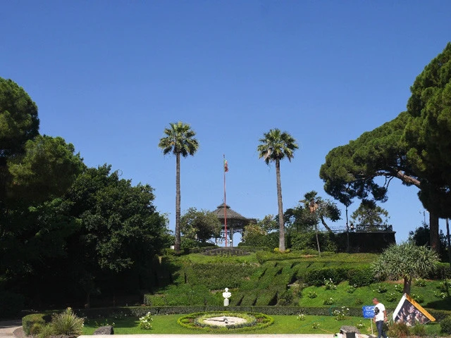 街の中心にある市民の憩いの場、ベッリーニ庭園