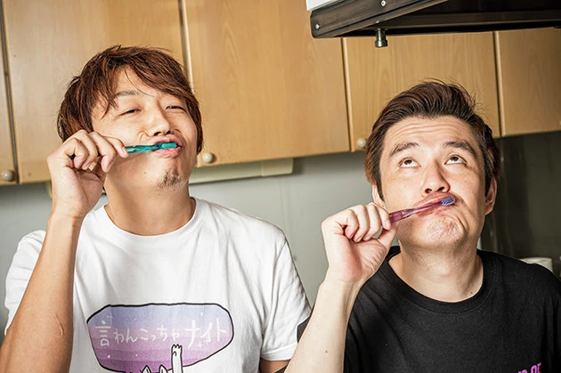 (1)歯磨き! ソーダの爽快感を全力で堪能するためには受け手側の口内環境も重要。ミント感強めの歯磨き粉でしっかり歯磨きし、息がスースーする最高のコンディションに整えておこう