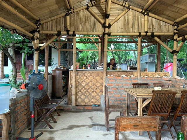 屋外の開放的なキッチンで作業するミスターヘモン