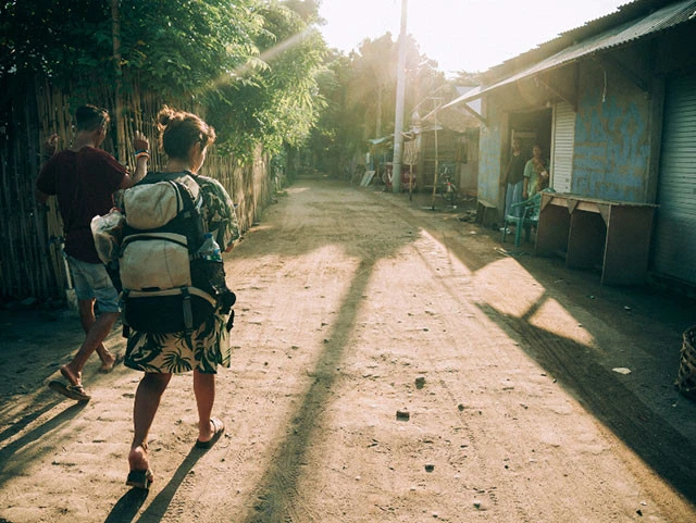 宿を探しに路地へと入っていく。これが私の旅の全荷物（撮影：中村ステフェン）
