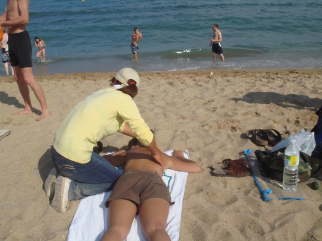 おばちゃんにビキニの背中の紐を外されマッサージされる