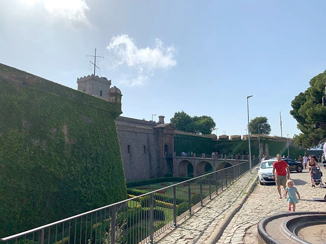 ムンジュイック城には目もくれず恋愛トークに白熱