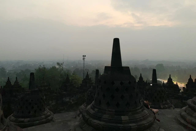 先の尖った７２基の仏塔はまるで地中からニョキニョキと生えてきたみたいな形