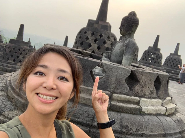 仏像の足にエアタッチ。これじゃ願いは叶わないかなー