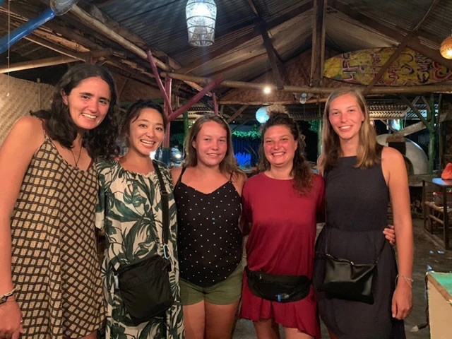 左からトルコ人のヤム、日本人の私、オランダ人のサネ、イタリア人のサラ、ドイツ人のレナ