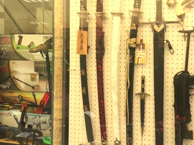 なぜか日本刀が売られている