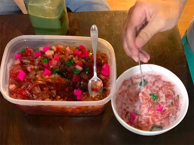 ゼリーやタピオカのようなものを茹でてココナツミルクと混ぜた菓子