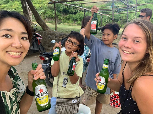 かわいいビール売りの子供たちと。右がサネ