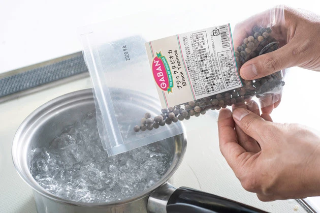 (1)タピオカ! 行列に並ばないと食べられないと思われがちなタピオカだが、実は輸入食材を販売している店や業務用スーパーなどで購入可能。ゆでたらお湯でサッと流してヌメりを取ろう