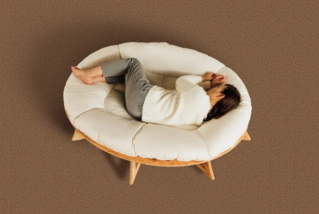 チンパンジーのベッドをヒントに作られた「人類進化ベッド」（株式会社イワタ）。３６万円（＋税）から販売中