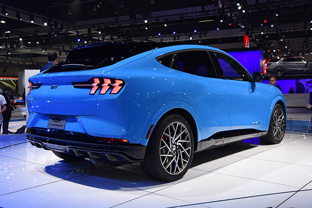 フォード・マスタング・マッハＥのリアビュー。グラマラスなクーペボディには、マスタングの特徴がちりばめられている