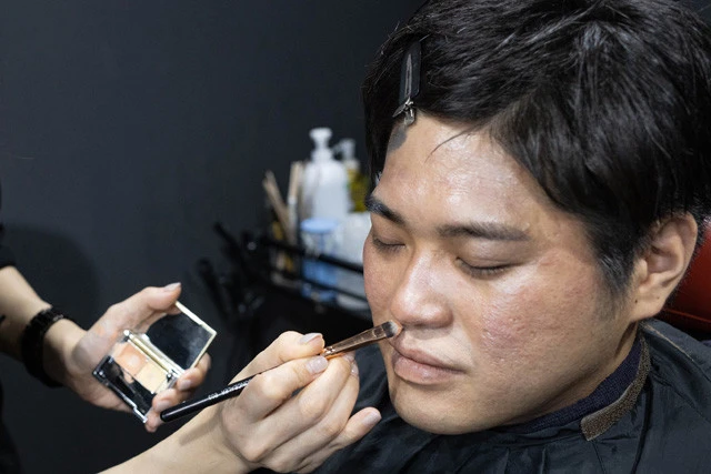 ヒゲの部分や赤みの強い部分にコンシーラーをのせる。ヒゲ跡、クマ、赤みを抑えて肌の色味を統一するだけで、かなり肌がきれいに見えるとか