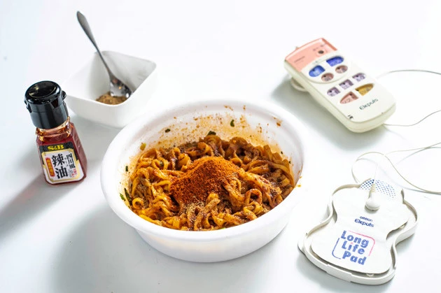 【B級フード研究家・野島慎一郎のバカレシピ】「シビ辛」ブームの到達点! 低周波治療器でシビれをトッピング!?「電気ビリビリ! 辛辛坦坦どん兵衛」