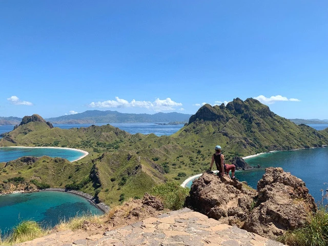 パダール島の丘の上から見える３つの青い入江は大絶景！
