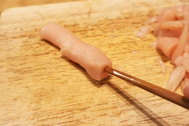 （３）ストロー！　円柱状に整えた岩下の新生姜の中心部に真っすぐ穴を開けてストローにする。箸でも簡単に穴を開けられるが、一気に貫通させると裂けやすいので注意。両側から穴を開けよう