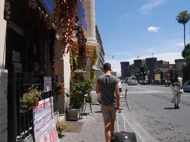 とりあえずイケメンの背中を追って歩く