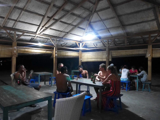 島のバーでおしゃべり。ビールは常温