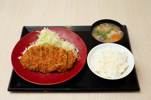 「かつや」人気ベスト2 ロースカツ定食 690円 第2位は、こちらも定番のロースカツ定食。ソースもいいがプラス100円でおろしポン酢がつく「おろしカツ定食」も人気