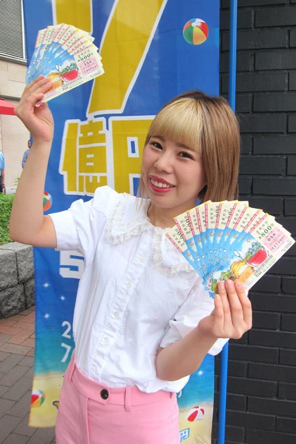 幸運の女神・金髪りさ。元週プレ酒場の風紀委員。約200人にも及ぶグラドルの一日ママのアテンドを担当