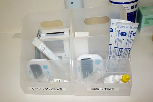 クラミジアと淋菌の迅速検査のキット。検査翌日に結果がわかるが、迅速検査の結果だけで判断するのは危険