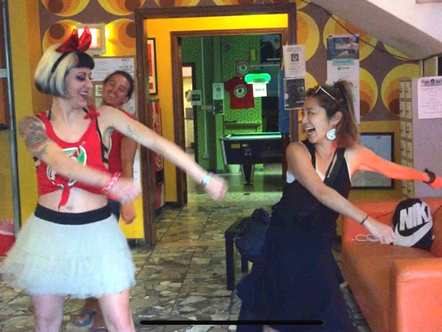 旅人マリーシャの世界一周紀行：第２１２回「世界でバズった『フロスダンス』を旅人が踊ってみたら」