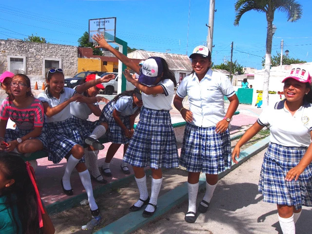 カンクンのピンクレイクに行く途中に出合ったメキシコの女学生たち