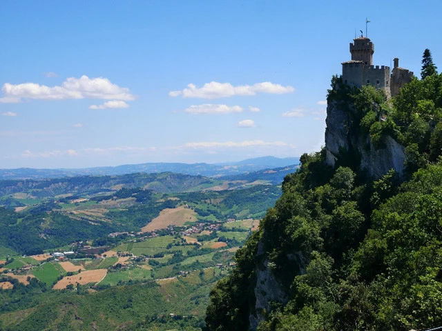 断崖絶壁に存在する砦を見て、スリランカの天空宮殿シーギリアロックを思い出した