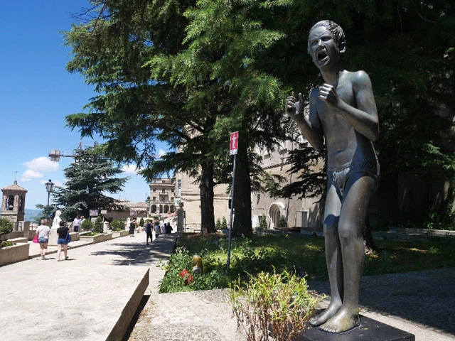 サンマリノ到着。何を訴えているのだろうか