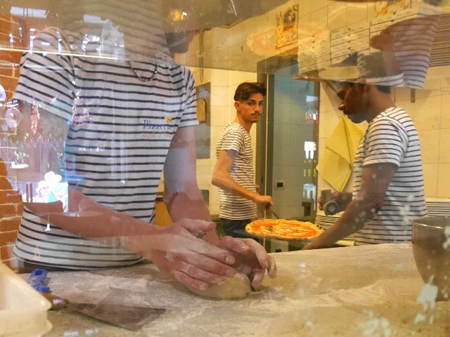 イケメン・ピザボーイズが手際よくピザを作る