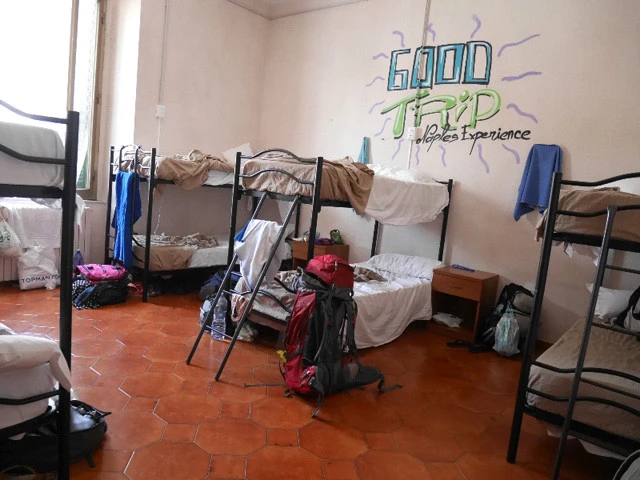 女子部屋。窓から入るナポリの風が心地良い