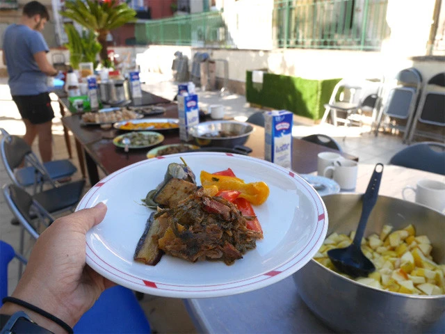 サンマリノでバジルの葉を食べた以来、何も食べていなかったので朝食に貪りつく