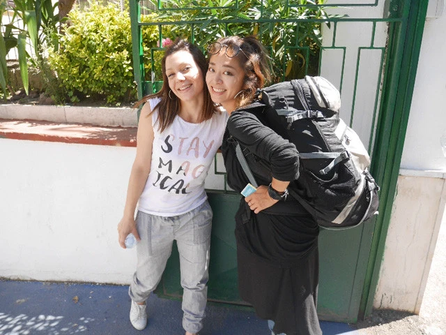 宿スタッフにお礼を言って出発。黒い服の中にカメラやショルダーを隠しスリ対策!