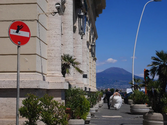 ウェディングドレスの後ろ姿と気になる道路標識