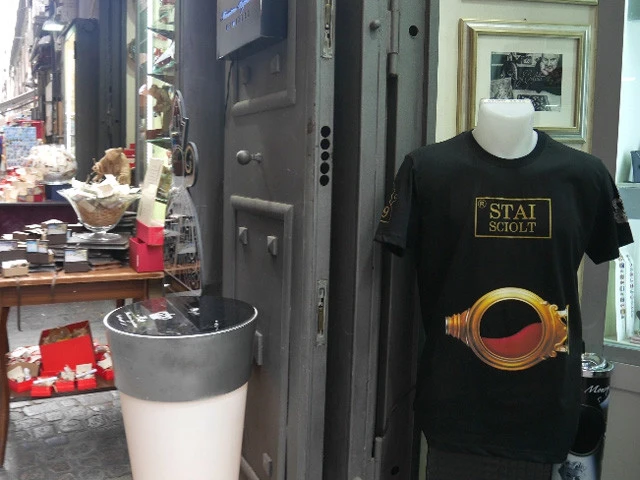 血の入った瓶がデザインされたTシャツ