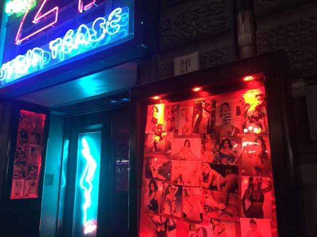 サンタルチア地区で見つけた「STRIP」