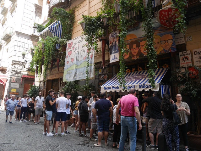 観光客が並ぶ人気レストラン