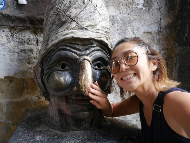 イタリアの伝統的な風刺劇に出てくる道化師プルチネッラの像