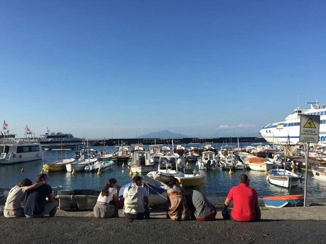 カプリ島の港で寄り添う恋人たち