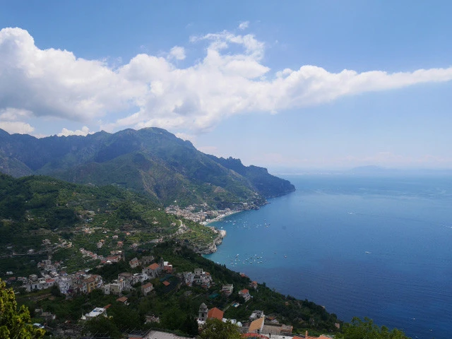 ラヴェッロからはティレニア海やアマルフィ海岸を一望できる