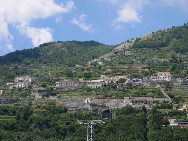 周囲の段々畑ではオレンジ、オリーブ、レモンなどが育てられている