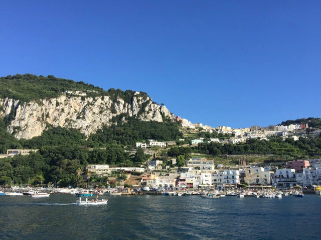 「青の洞窟」があることでも有名なカプリ島