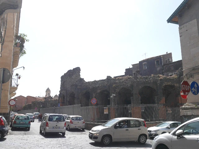 奥に半円形の小劇場、古代オデオン劇場が見える