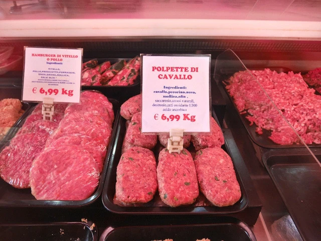 マーケットでも俵型に形成された馬肉が売っており、普段から地元の人々が食べていることがわかる