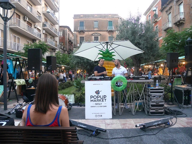 食べ物や雑貨などのお店が出店するポップアップ・マーケット